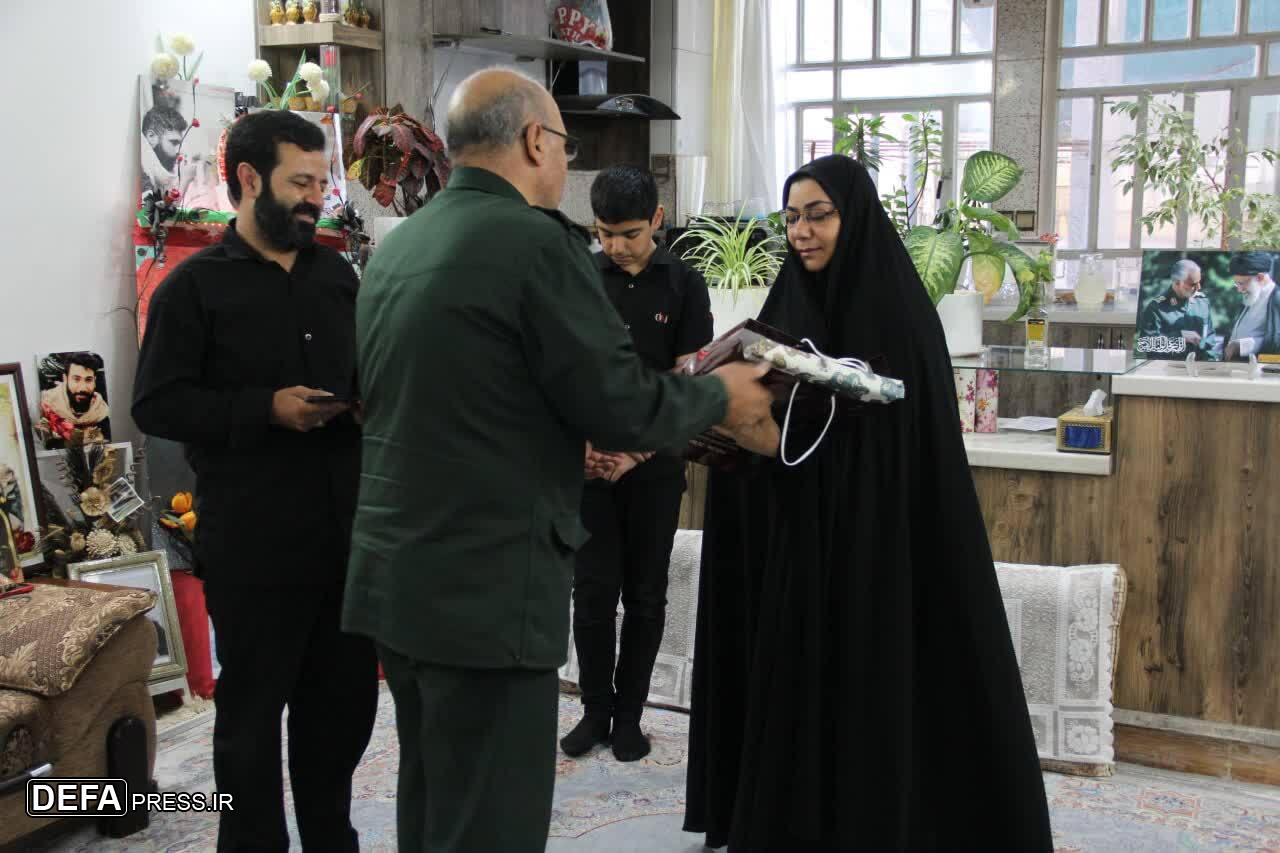 دیدار مدیرکل حفظ آثار و نشر ارزش‌های دفاع مقدس یزد با خانواده شهید امنیت «حسین سرسنگی» + تصاویر