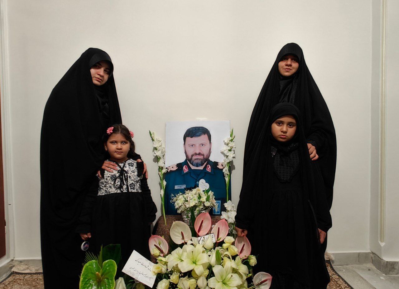عکس/ دختران شهید «موسوی» کنار قاب عکس پدر