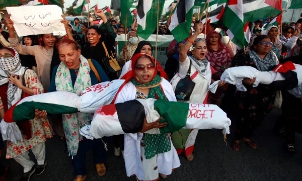 حمایت زنان پاکستان از کودکان شهید غزه مقابل کنسولگری آمریکا