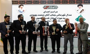 تصاویر/ اهدای مدال‌های «محمد بهبودی» به موزه آستان قدس رضوی