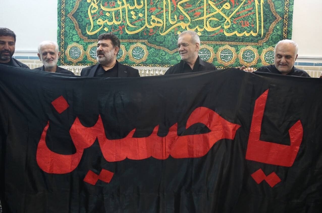 اهدای پرچم گنبد حرم امام حسین (ع) به رئیس جمهور منتخب