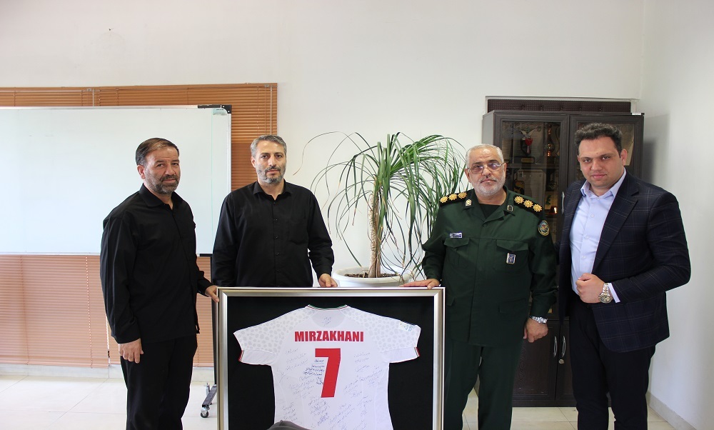 اهداء پیراهن برترین گلزن و بهترین هاکی باز آسیا به موزه دفاع مقدس استان مرکزی