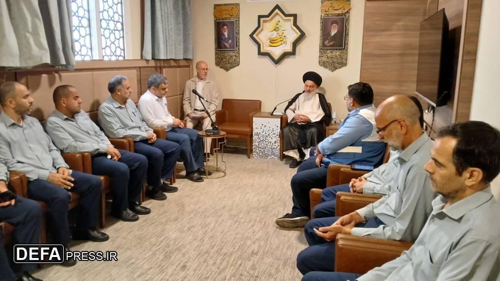 دیدار عیدانه آیت‌الله بوشهری با خادمان ضیوف‌الرحمان در مدینه