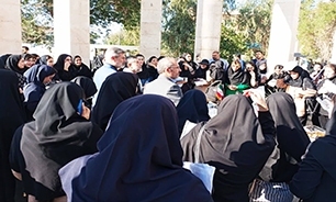 ادای احترام دانشجویان خوزستانی درس آشنایی با دفاع مقدس به مقام شهدا