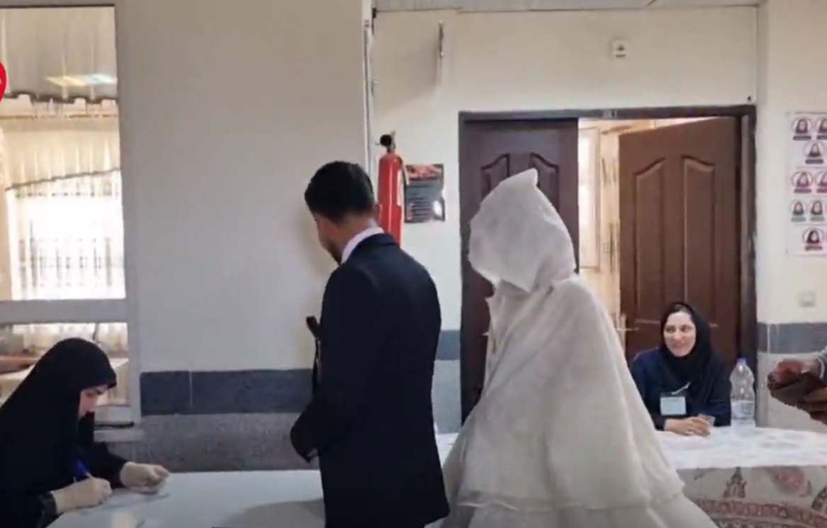 حضور عروس و داماد قروه‌ای در پای صندوق‌های رای
