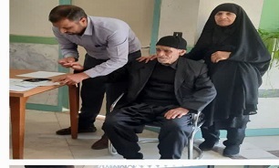 حضور پیرمرد ۱۰۲ ساله سنقری پای صندوق رأی
