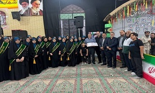اهدای قرآن کتابت شده دانش‌آموزان رفسنجانی به شهید عارف «حاج‌علی محمدی‌پور»