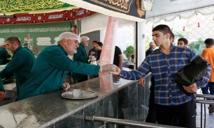 تصاویر/ پذیرایی هیأت احباب الرسول عراق در چایخانه غدیر از زائران رضوی