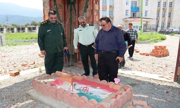 تصاویر/ادای احترام مدیرکل حفظ آثار دفاع مقدس مازندران به یادمان شهید گمنام سایت اداری گلوگاه