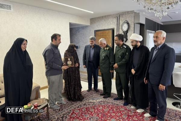 دیدار مشاور فرمانده سپاه همدان با خانواده شهید «شالی»+تصاویر