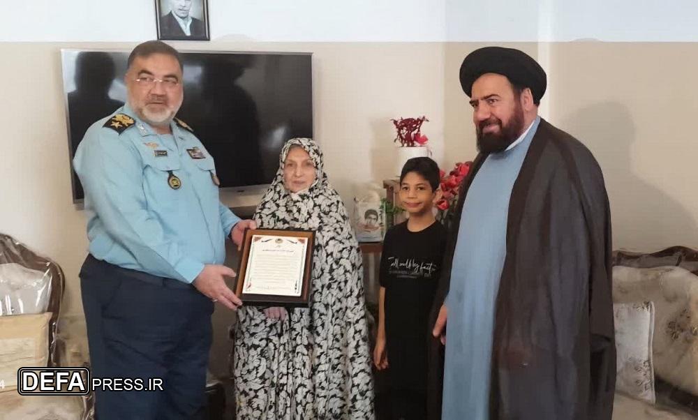 دیدار  فرمانده نیروی هوایی ارتش با مادران شهیدان «شریفیان‌پور» و «سرهندی»