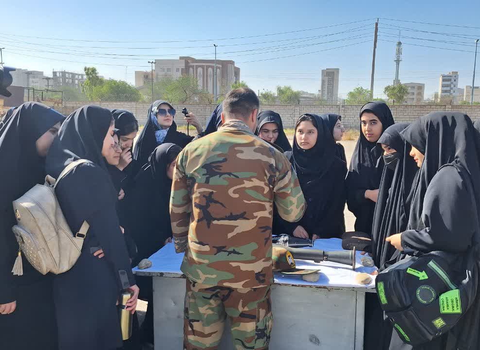 گردشگری جنگ باعث می‌شود دانش‌آموزان صلابت نیروهای مسلح را از نزدیک مشاهده کنند