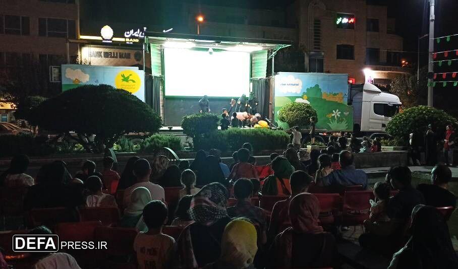 تماشاخانه سیار کانون به میدان بهارستان تهران رفته است