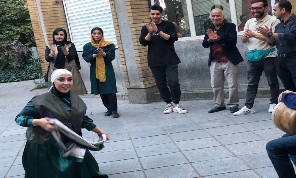 اجرای تئاتر خیابانی «نگین» در موزه دفاع مقدس