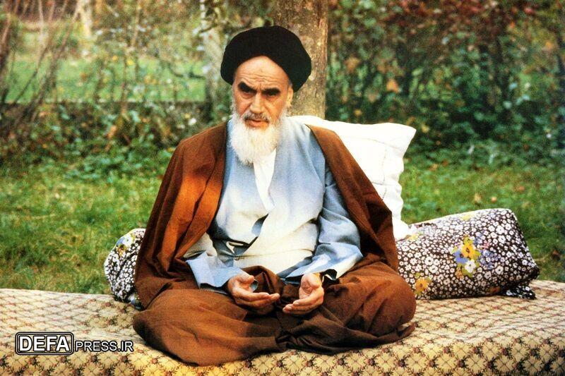 امام خمینی: هرگز خود را بازیچۀ دست‏‎ ‎‏قدرت‌های استعمارگر نمی‌سازیم