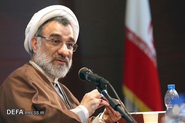 آمریکا مشغول جنگ رسانه‌ای و تحریف است/ جوانان درباره لانه جاسوسی کتاب «ایستگاه خیابان روزولت» را مطالعه کنند