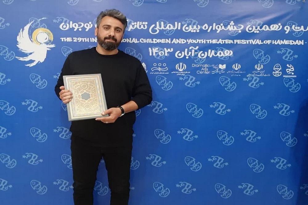 تقدیم جایزه جشنواره تئاتر کودک ونوجوان همدان به کودکان فلسطینی 