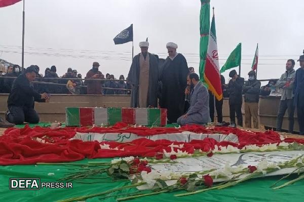 بدرقه شهید گمنام عملیات «والفجر۱» توسط دانشجویان دانشگاه صنعتی قوچان+ فیلم