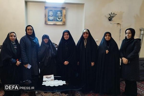 دیدار اصحاب رسانه همدان با خانواده شهیدان «عبادی» + تصاویر