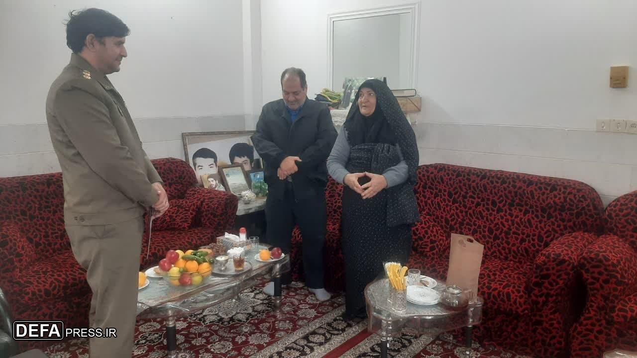 تقدیر از مادر یکی از شهدای ارتش جمهوری اسلامی ایران در استان یزد+تصاویر
