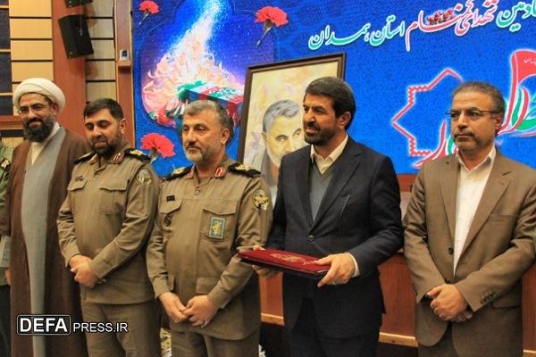 اهدای حکم انتصاب استاندار همدان به سمت رئیس شورای هماهنگی حفظ آثار دفاع مقدس استان +تصاویر