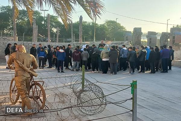 بازدید بیش از ده هزار زائر دانش‌آموز سراسر کشور از موزه دفاع مقدس خرمشهر+ تصاویر