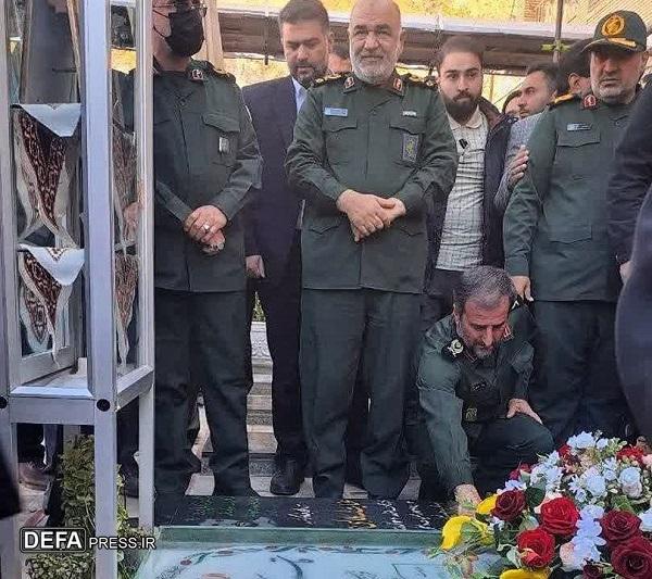 فرمانده‌کل سپاه پاسداران به مقام شهید سلیمانی ادای احترام کرد