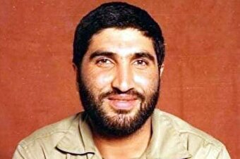 تصویری از شهید «احمد کاظمی» در حال خوردن میوه بهشتی