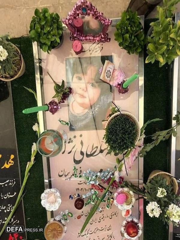 سفره هفت سین بر مزار دختر کاپشن صورتی