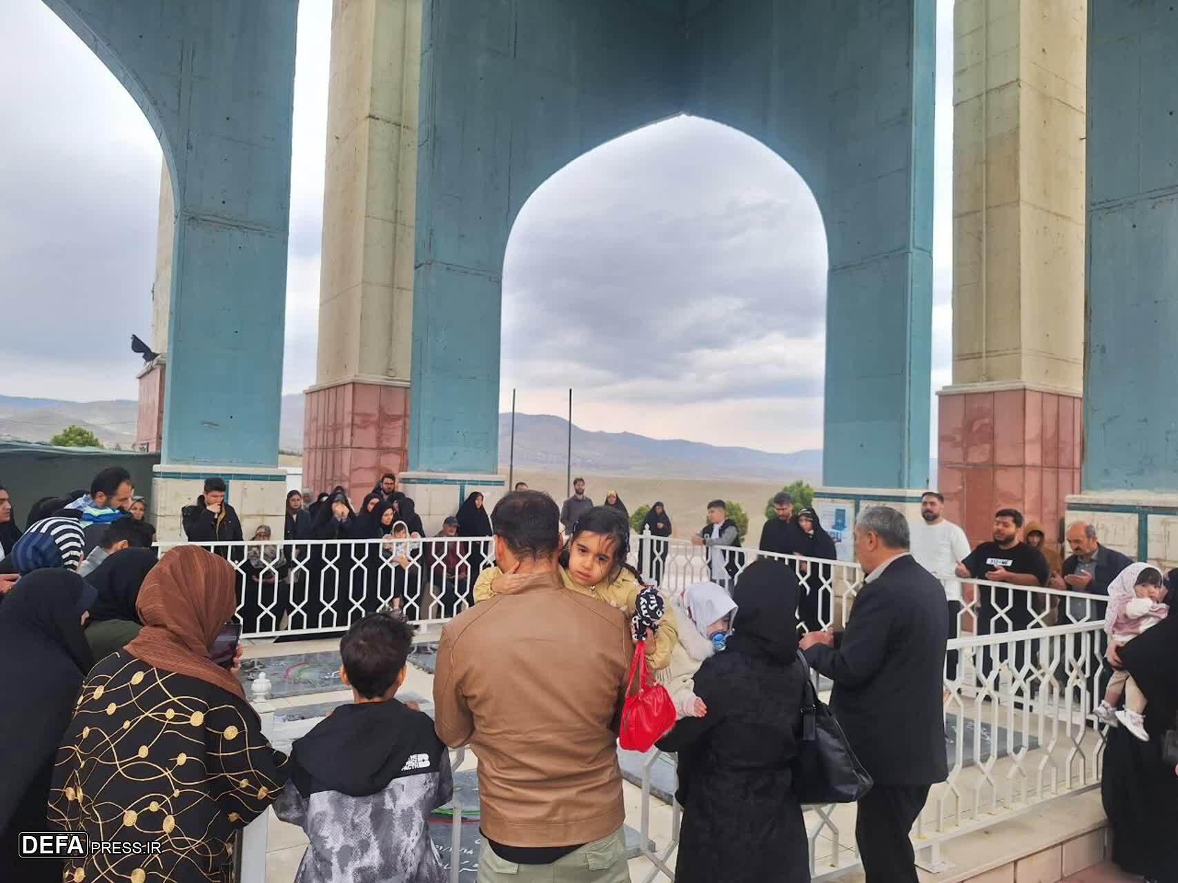 مراسم تحویل سال ۱۴۰۴ در جوار شهدای گمنام فدک قزوین برگزار شد