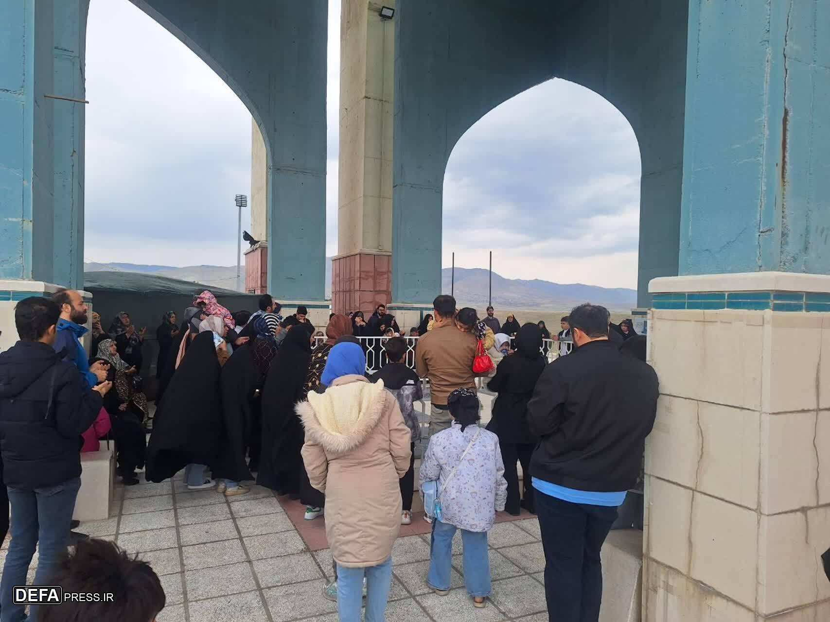 مراسم تحویل سال ۱۴۰۴ در جوار شهدای گمنام فدک قزوین برگزار شد