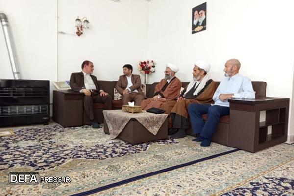 دیدار مسئولان نهاوند با خانواده طلبه شهید «طیب خرم‌آبادی» + تصاویز