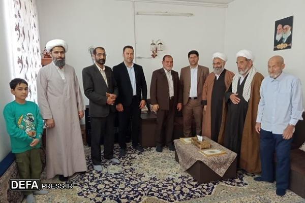 دیدار مسئولان نهاوند با خانواده طلبه شهید «طیب خرم‌آبادی» + تصاویز