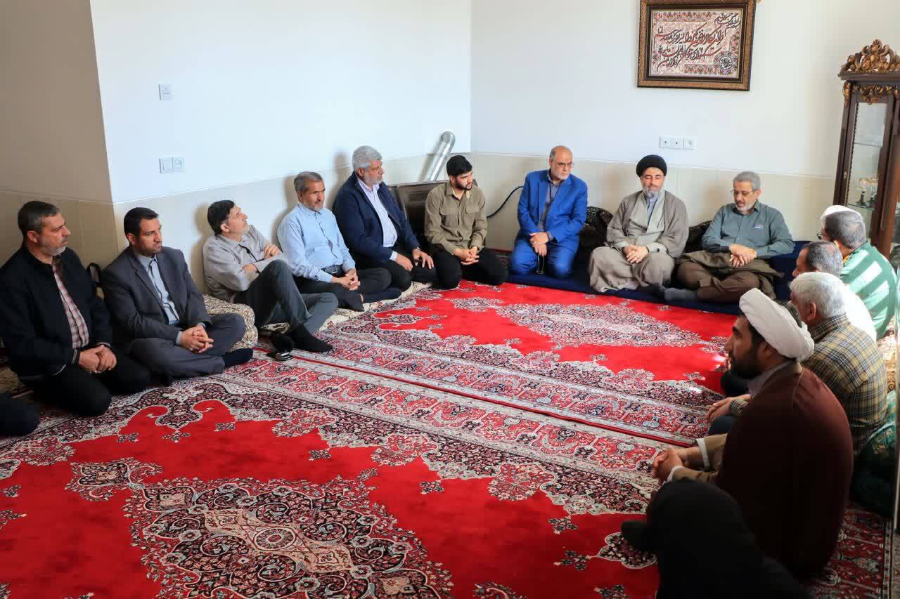 دیدار جانشین فرمانده کل سپاه در قرارگاه امنیتی امام علی (ع) با خانواده امام جمعه شهید شهرستان کازرون