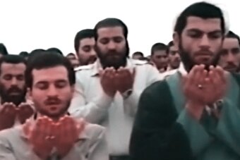 فیلم/ اقامه نماز عید فطر توسط رزمندگان لشکر امام حسین (ع)/ قنوت آسمانی شهید «زاهدی»