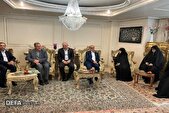 دیدار مسئولین با خانواده اولین استاندارِ شهید کشور در رشت