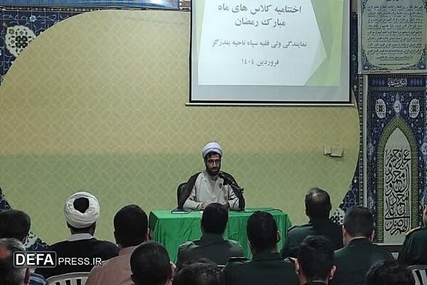عمل به دستورات قرآن باید سرلوحه زندگی ما باشد
