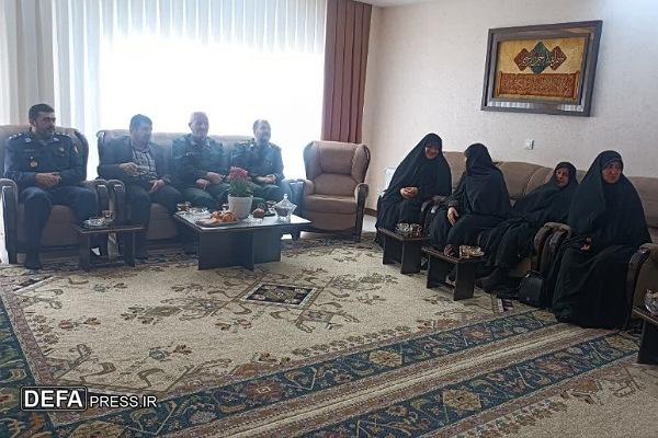 دیدار سردار ظفری با خانواده شهید «سلگی» + تصاویر