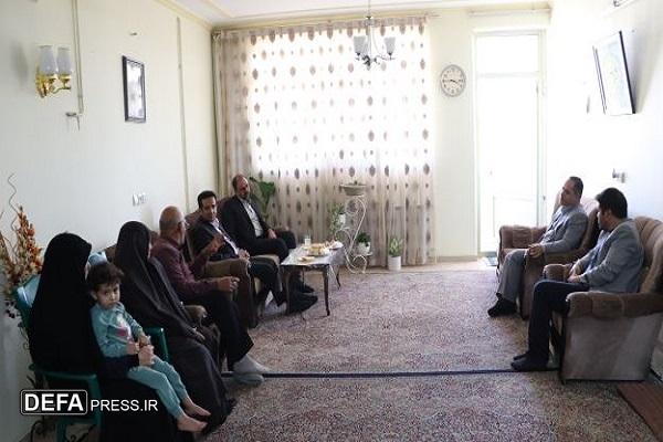 دیدار سرپرست آموزش و پرورش کرمان با خانواده شهید «قاضی‌زاده»
