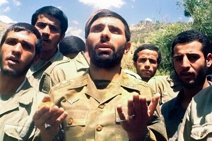 فیلمی کمتر دیده‌شده از وضو گرفتن شهید «صیاد شیرازی» در جبهه‌ها
