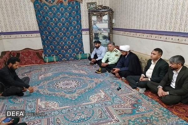 فرمانده انتظامی شهرستان ریگان با خانواده شهید «آبشوری» دیدار کرد
