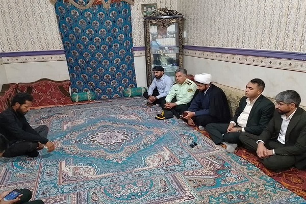 فرمانده انتظامی شهرستان ریگان با خانواده شهید «آبشوری» دیدار کرد