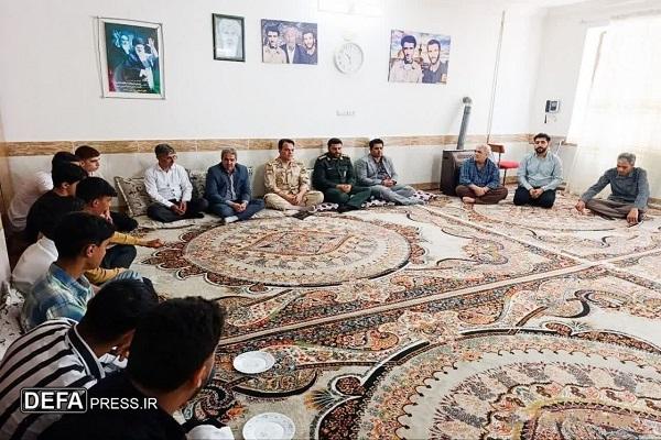 دیدار دانش‌آموزان تایبادی با خانواده شهیدان «دادمحمدی»+ تصاویر