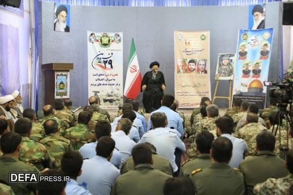 افتخار ارتش به فرمانده اصلی آن منتظر عالم و منجی بشر یعنی حضرت مهدی (عج) است