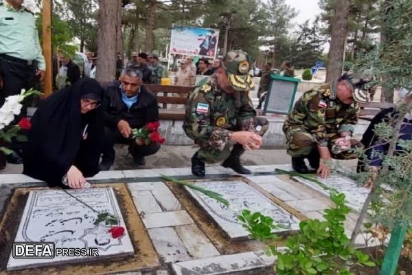 تجدید میثاق با شهیدان همزمان با دهه ارتش در مشهد+ تصاویر