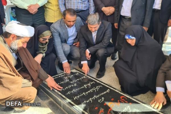 وزیر راه و‌شهرسازی به مقام شهدای خورو بیابانک ادای احترام کرد