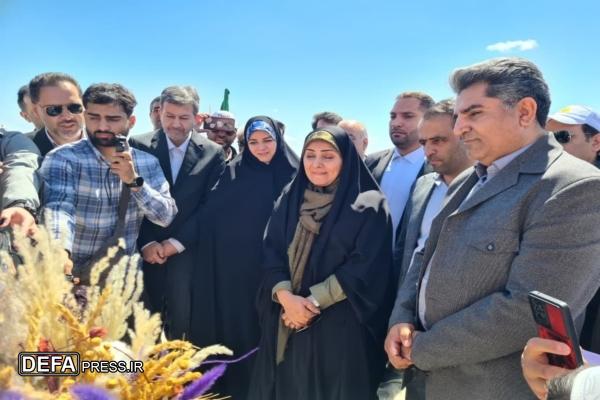 وزیر راه و شهرسازی از آبشار نمکی خور بازدید کرد