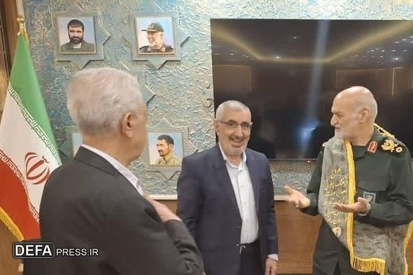 اهدای شال پهلوانی به فرمانده سپاه امام رضا (ع)