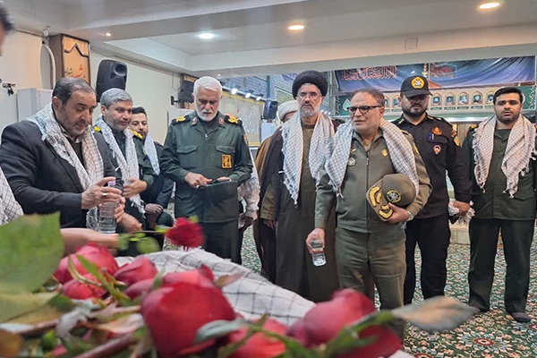 ادای احترام معاون هماهنگ‌کننده و امور مجلس بنیاد حفظ آثار و نشر ارزش‌های دفاع مقدس و مقاومت به شهدای خوزستان+ تصاویر