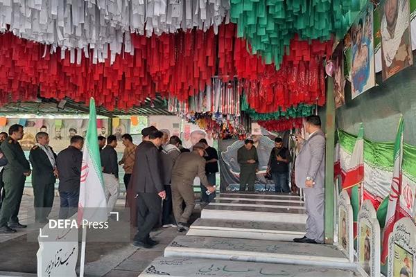ادای احترام معاون هماهنگ‌کننده و امور مجلس بنیاد به شهدای خوزستان
